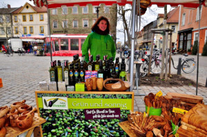 Lucie Büchert-Fohrer am Olivenölstand auf dem Wochenmarkt in Erlangen